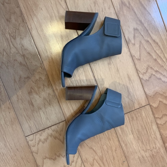 Vince “Faye” open toe bootie.  Gently worn and beautiful condition size 6.5 - Picture 2 of 7